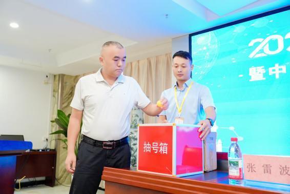 勤付出的肯, 人赛中表现, 峰担任领队